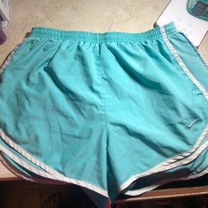 NIKE WOMENS SIZE LARGE DRI-FIT SHORTS